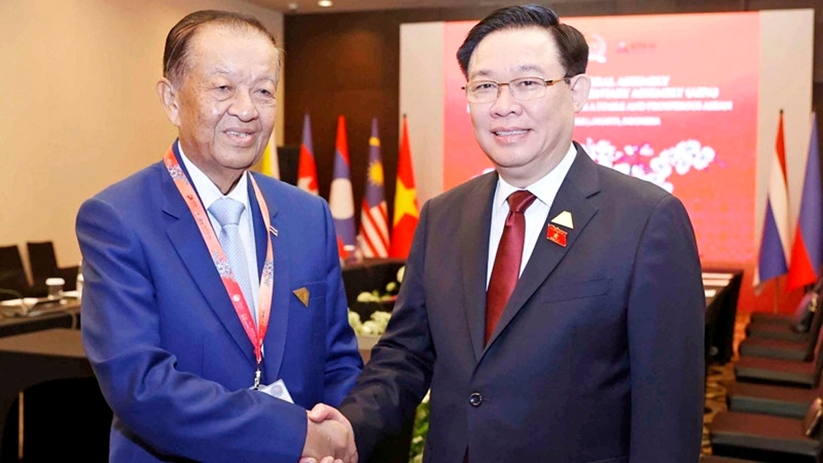 NA leader Vuong Dinh Hue begins working visit to Thailand